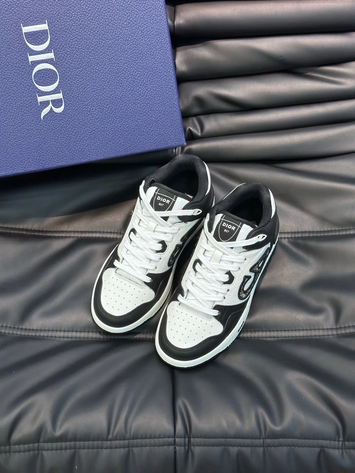 Ex-factory price: 440💰DIOB57 mid-top sneakers are shipped. This B57 mid-top sneaker is a new product in the 2024 spring men's wear series. It reinterprets the basketball shoe design and has become a classic item of Dior. Mid-top lace-up style crafted from color-blocked cow leather with contrasting suede and a CD logo displayed on the side. The tongue is decorated with the Dior B57 logo, and various distinctive details enhance the style. The CD logo eyelet details, upper stitching and rubber panels highlight the dynamic charm of its sports style. With two-color rubber sole, mesh fabric lining and cotton lining for foot padding, the upper foot is comfortable and breathable. Can be paired with a variety of clothing to create a sophisticated look. Code 38-44, (45 can be customized)